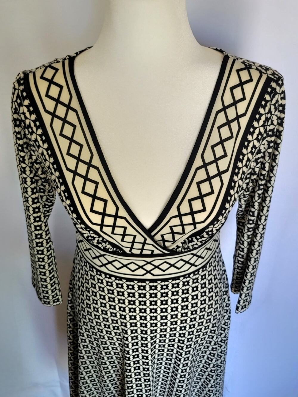 DressBarn Black & White Geometric Fit & Flair 3/4 Sleeve Surplice Dress Size 8